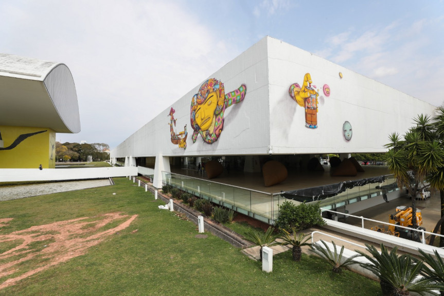 Fachada do Museu Oscar Niemeyer recebe intervenção artística realizada pelo OSGEMEOS.