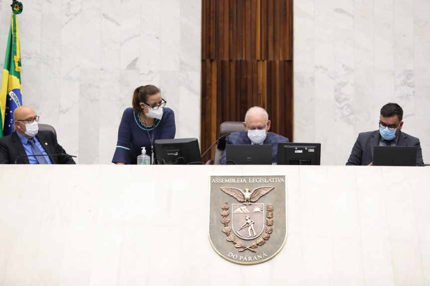 Deputados revogam lei que obrigava uso de máscara no Paraná. Normas para o uso do equipamento de proteção contra a covid serão definidas por decreto pelo Poder Executivo.