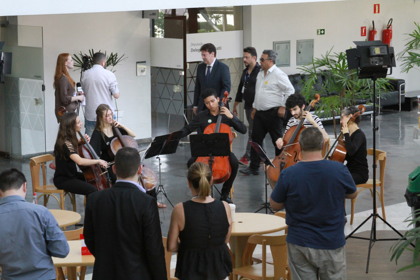 Projeto da Diretoria de Comunicação da Assembleia Legislativa promoveu apresentações de artistas paranaenses e encantou funcionários e visitantes.