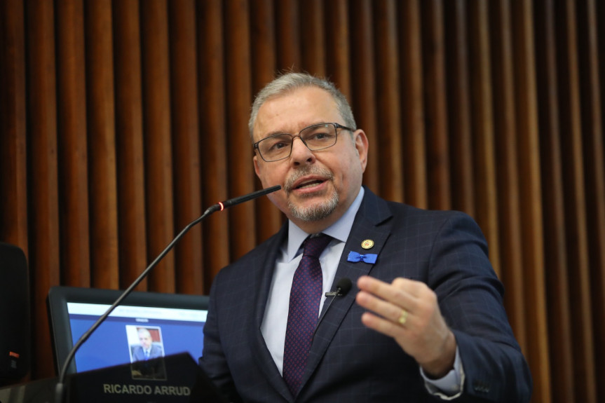 “É imprescindível que todas as crianças nascidas no território estadual, com suspeita diagnóstica de síndrome de Down, gozem do direito gratuito de submeterem-se a um exame, mediante solicitação médica, visando garantir o direito à vida”, explicou o deputado Ricardo Arruda.