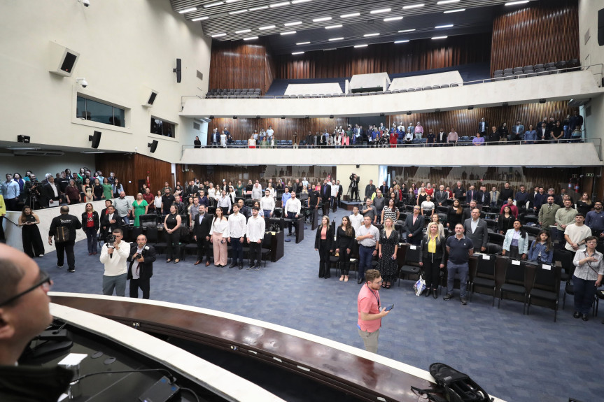 Solenidade lotou o Plenário da Assembleia Legislativa na noite desta segunda-feira (30).