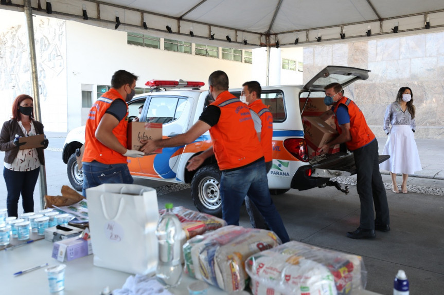 762 cestas básicas arrecadas pelos servidores da Assembleia Legislativa são entregues à Defesa Civil.