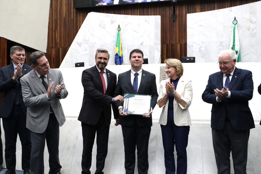 Solenidade lotou o Plenário da Assembleia Legislativa na noite desta terça-feira (26).