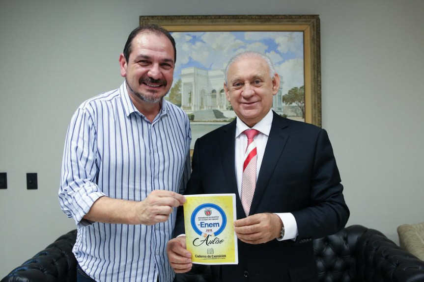 O professor Marlus Geronasso, do Grupo Eureka, e o presidente da Assembleia Legislativa, deputado Ademar Traiano (PSDB).