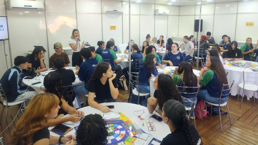 Arena da Democracia recebeu 202 alunos dos colégios estaduais.