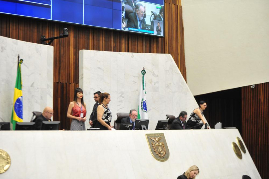 Em razão da viagem do presidente Traiano (PSDB) a Brasília, a sessão plenária desta quarta-feira (11) foi presidida pelo deputado Tercílio Turini (PPS) acompanhado do primeiro secretário Romanelli (PSB) e segundo secretário Gilson de Souza (PSC).