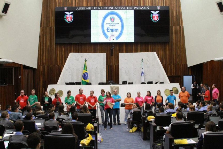 Plenário da Assembleia Legislativa do Paraná recebeu mais de 700 estudantes que tiveram aulas e dicas para as provas do Enem que acontecem em novembro.
