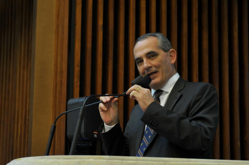 Na tribuna durante a sessão plenária desta terça-feira (29), deputado Nereu Moura (PMDB). 