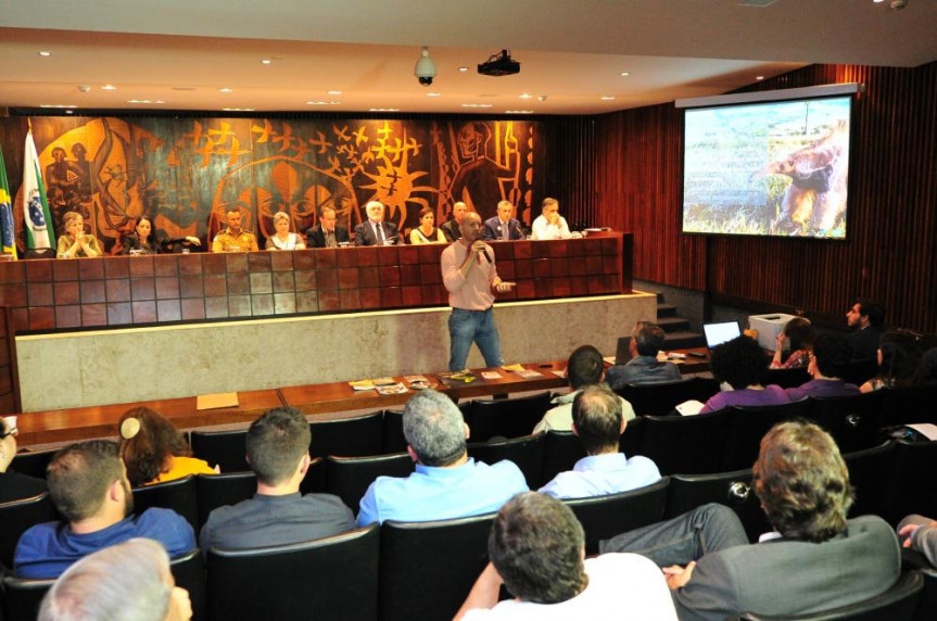 Audiência pública sobre a  adoção de medidas de segurança na circulação de animais, com a redução de acidentes nas estradas, rodovias e ferrovias do Paraná.