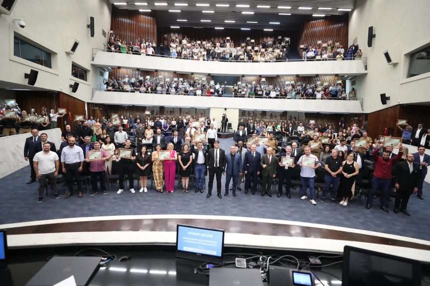 Solenidade ocorreu na noite dessa quarta-feira (8), no Plenário da Assembleia.