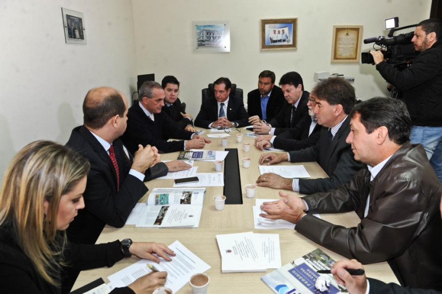 Segundo Secretário Ademir Bier (PMDB) em reunião da Frente Parlamentar na manhã de hoje (03/05)