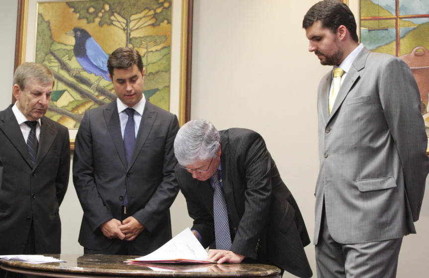 Rossoni assina a instalação da Frente Parlamentar da Silvicultura.