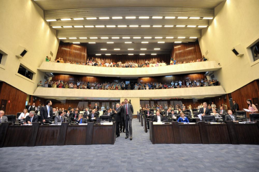 Deputados e público acompanham o resultado das votações no painel eletrônico.