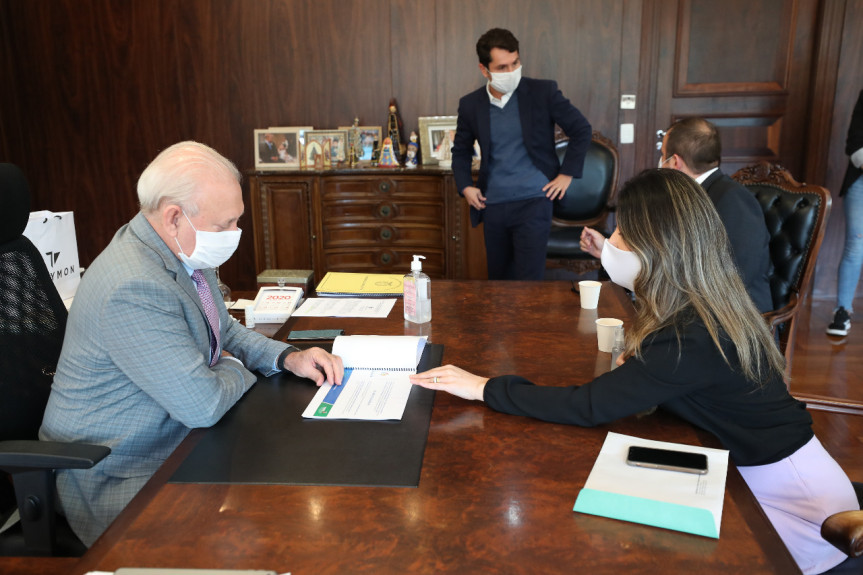Presidente Traiano recebeu na segunda-feira (11) a primeira dama do Paraná, Luciana Saito Massa que convidou a Assembleia Legislativa para participar da campanha solidária de doação de cestas básicas.