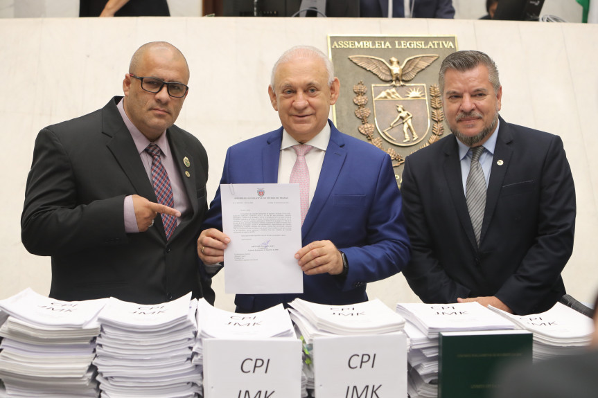 Mais de 200 mil páginas de documentos e o relatório final dos trabalhos da CPI da JMK foram entregue durante a sessão plenária ao presidente Traiano.