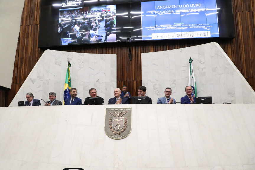 Lançamento do livro ocorreu no Plenário da Assembleia Legislativa.