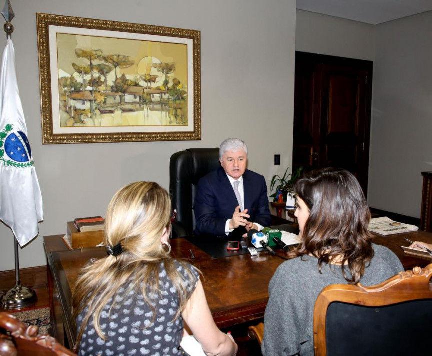 Presidente da Assembleia Legislativa, deputado Valdir Rossoni (PSDB), concede entrevista na Sala da Presidência nesta segunda-feira (11).