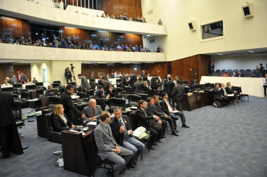 Candidatos à vaga de conselheiro do TCE na sessão plenária da Alep.