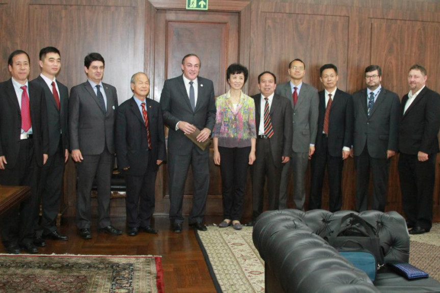 Deputado Stephanes Junior (PSB) recebeu a comitiva chinesa nesta sexta-feira (8).