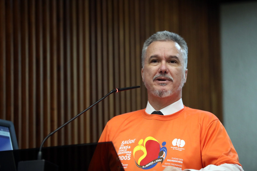 O presidente da Sociedade Paranaense de Nefrologia, Paulo Henrique Fraxino, participa do Grande Expediente da sessão plenária de segunda-feira (22).