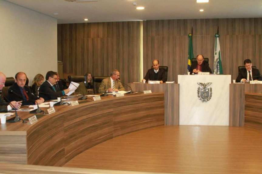Secretário Michele Caputo Neto presta contas na Comissão de Saúde Pública.
