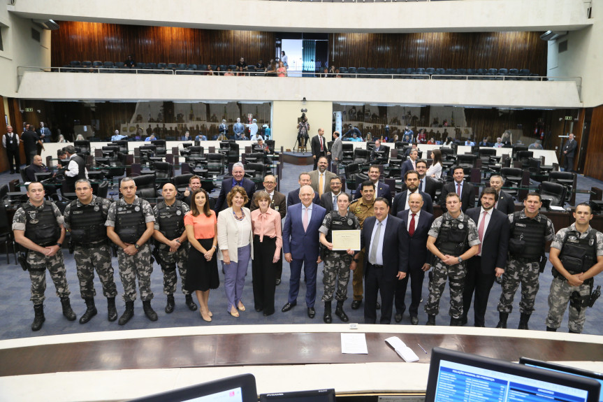 1ª mulher a fazer parte da Companhia de Operações com Cães (COC) da PMPR, Soldado Angélica Chuede, recebe homenagem na Alep.