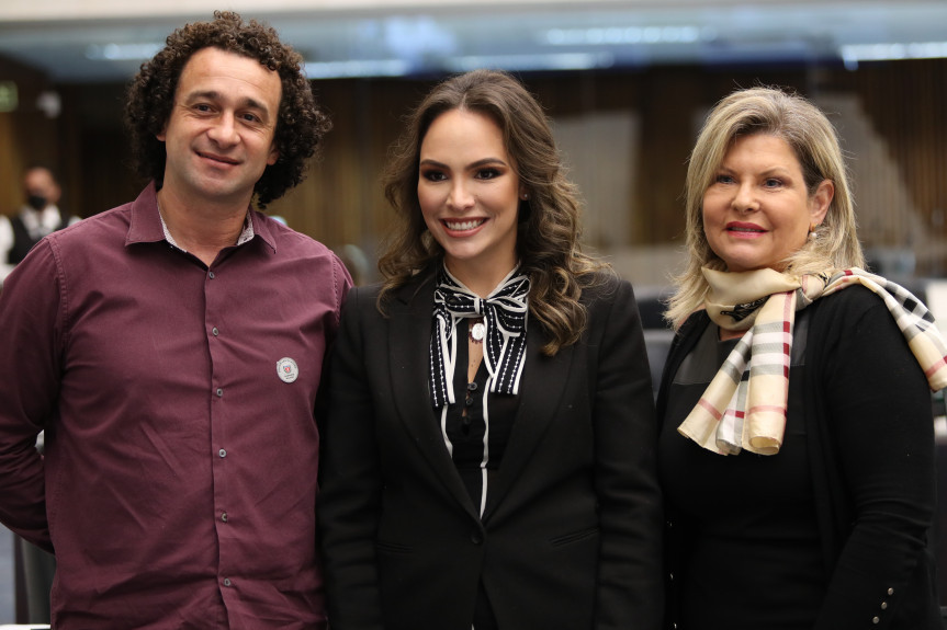 O motorista de ônibus Alesso Lacerda de Assis foi homenageado na Assembleia Legislativa do Paraná.