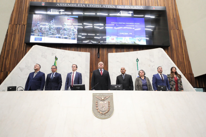 Evento foi proposto pelo deputado Ney Leprevost (ao centro), que presidiu a solenidade.