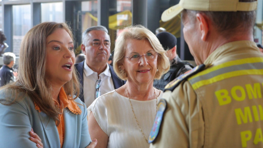 Secretária Márcia Huçulak com a secretária da Mulher, Leandre Dal Ponte.