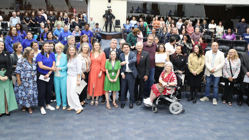 Solenidade ocorreu na manhã desta segunda-feira (1º), no Plenário da Casa.