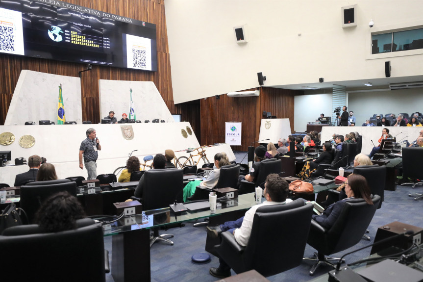 Abertura do ParanáBici - Seminário Paranaense de Ciclomobilidade e Cicloturismo ocorreu no Plenário da Assembleia na noite desta quinta-feira (28).