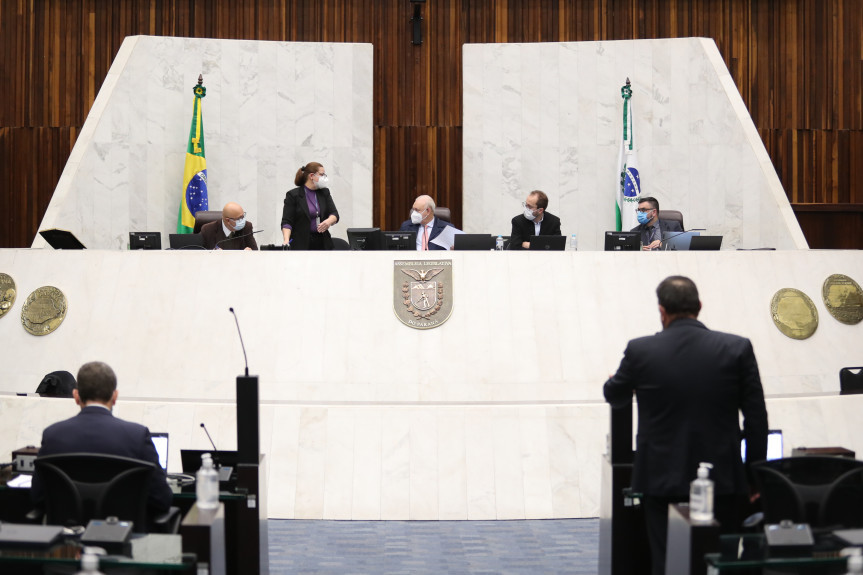 Deputados aprovaram em segundo turno, na sessão desta segunda-feira (28), a proposta que prevê multa e uma série de penalidades para quem furar a fila de vacinação contra a Covid-19.