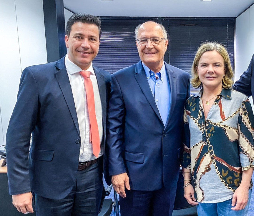 Em Brasília, o parlamentar se reuniu com vice-presidente eleito, Geraldo Alckmin (PSB), e a presidente nacional do PT, deputada Gleisi Hoffmann.