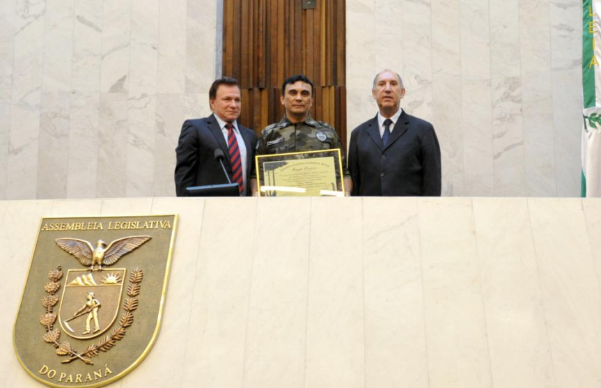 Comandante João Vieira recebe homenagem das mãos do deputado Mauro Moraes (PSDB) e do desembargar Guilherme Luiz Gomes, presidente do TJ-PR.