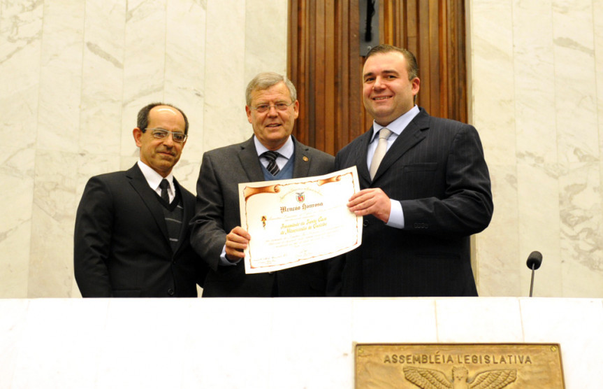 Presidente da Associação Médica do Paraná (AMP) João Carlos Baracho; provedor da Santa Casa de Curitiba, Frederico Unterberger; deputado Ney Leprevost (PSD).