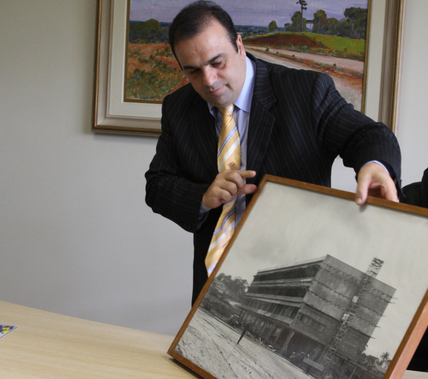 Deputado Reni Pereira (PSB) exibe quadro com imagem da construção da Alep (Foto: Nani Gois)