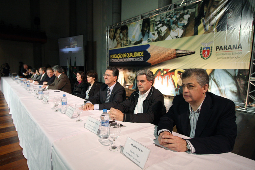 Deputado Péricles de Mello participa da aula inaugural.