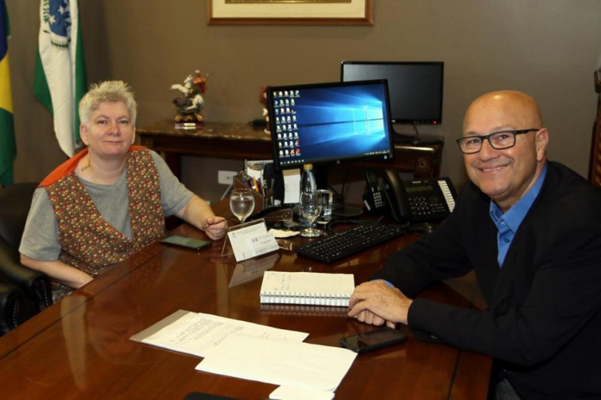 Romanelli (PSB) e a diretora do Procon-PR, Claudia Silvano discutiram caminhos para ampliar atendimento ao consumidor. 