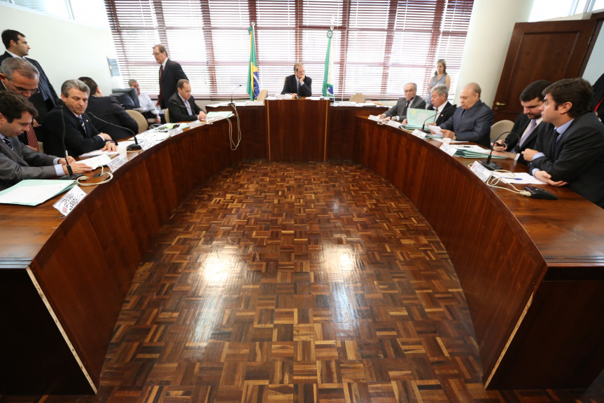 Parlamentares em reunião na CCJ