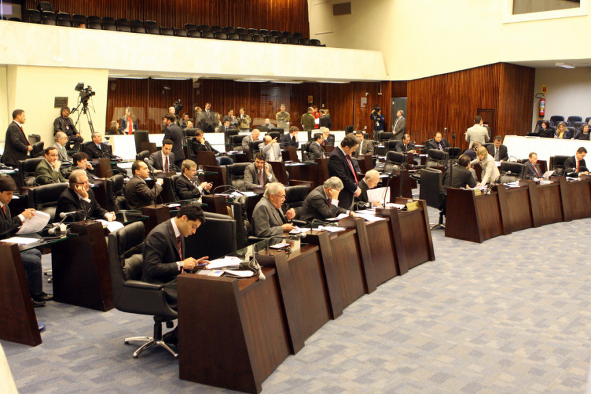 Deputados durante os trabalhos em Plenário.