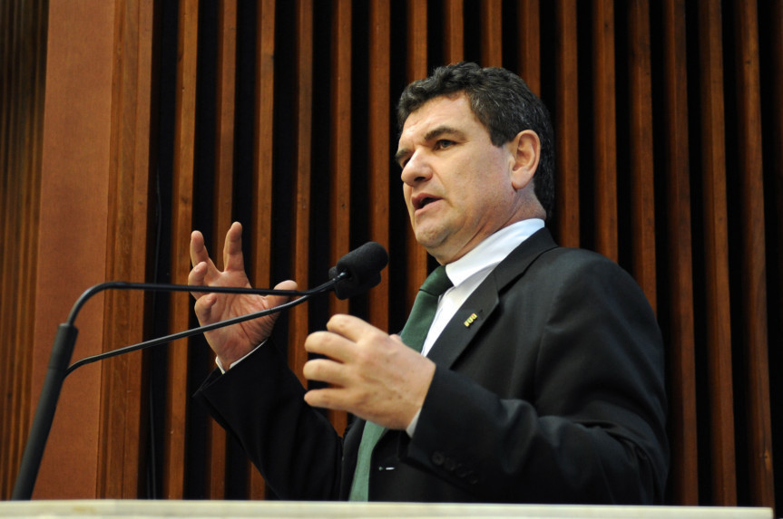 Reitor do Instituto Federal do Paraná (IFPR), Irineu Mário Colombo, durante o pronunciamento.