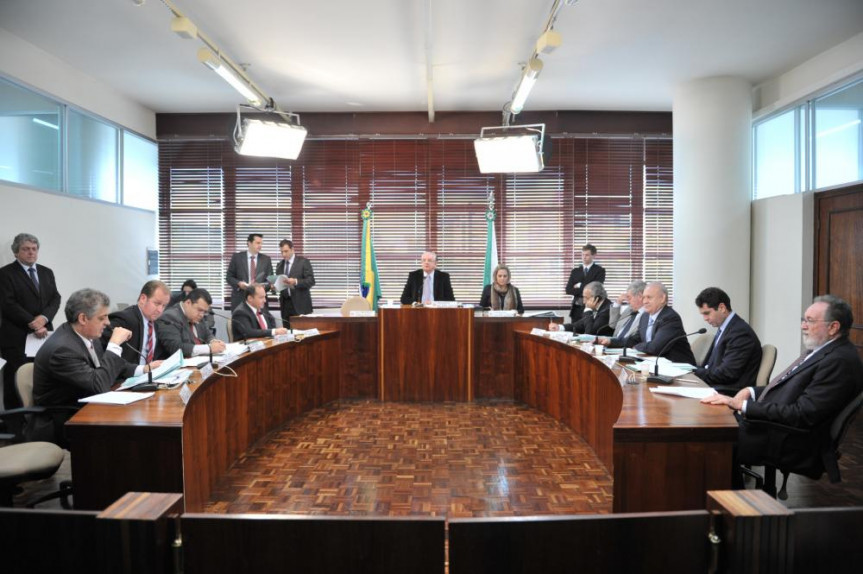 Deputados do Legislativo paranaense reunidos na CCJ na terça-feira (11).