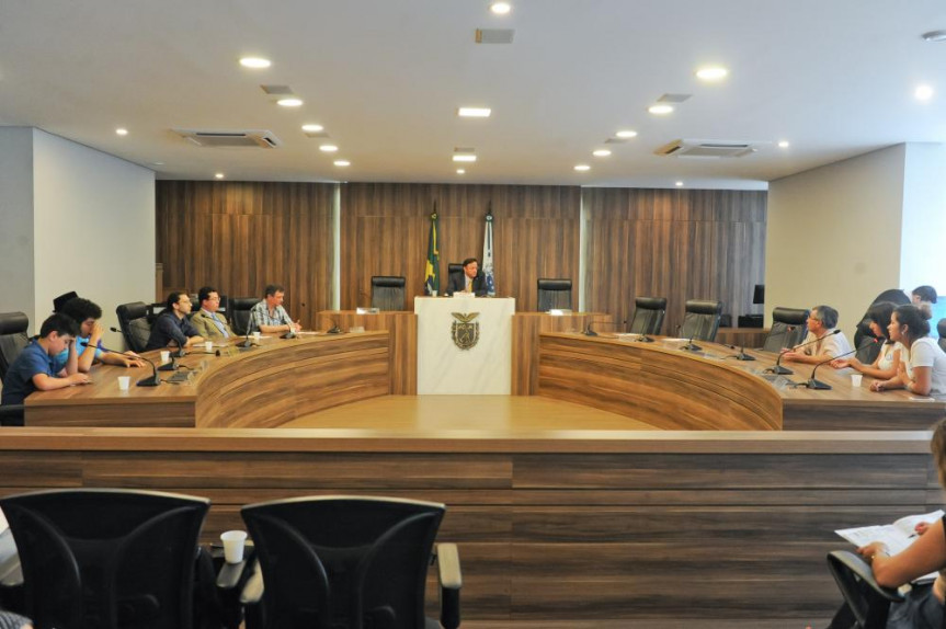 Presidente da Comissão de Educação recebe pais de alunos, professores e estudantes.