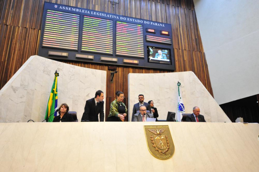 Sessão desta segunda-feira (15) foi presidida pelo deputado Jonas Guimarães (PSB).
