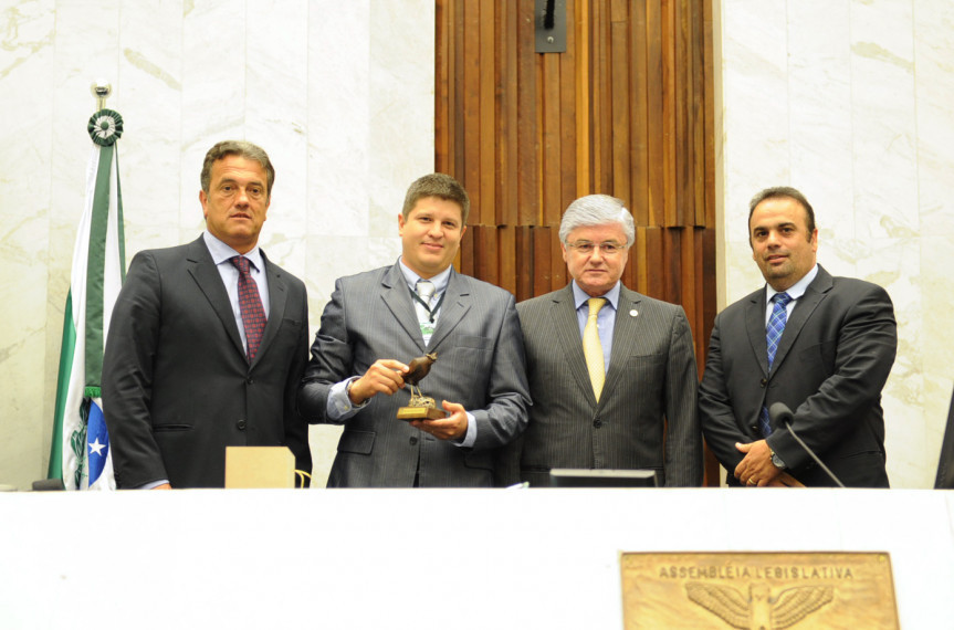 1º secretário, deputado Plauto Miró (DEM); diretor da Onward, Félix Gonzalez; presidente da Assembleia, deputado Valdir Rossoni (PSDB) e 2º secretário, deputado Reni Pereira (PSB).