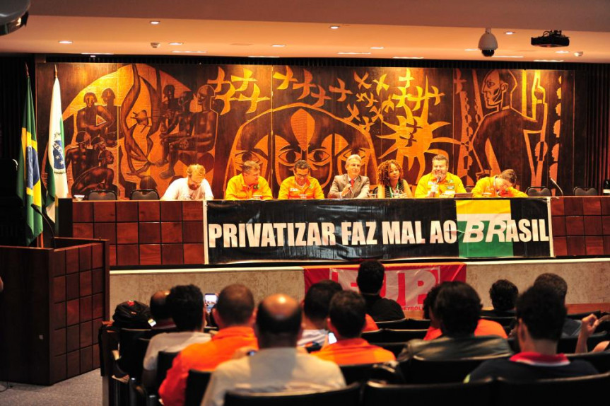 Ato público em defesa dos investimentos da Petrobras no Paraná.