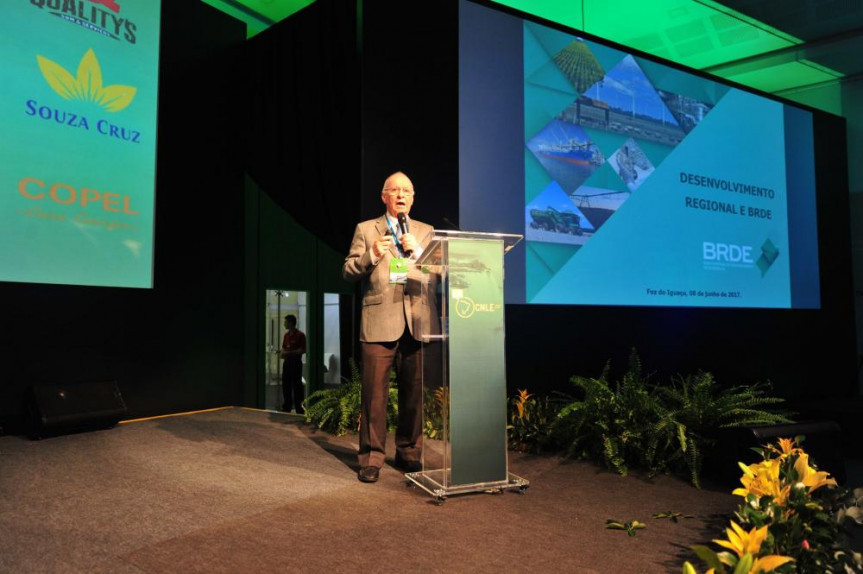 O diretor-presidente do BRDE, Odacir Klein, durante palestra sobre a abertura de novas linhas de crédito.