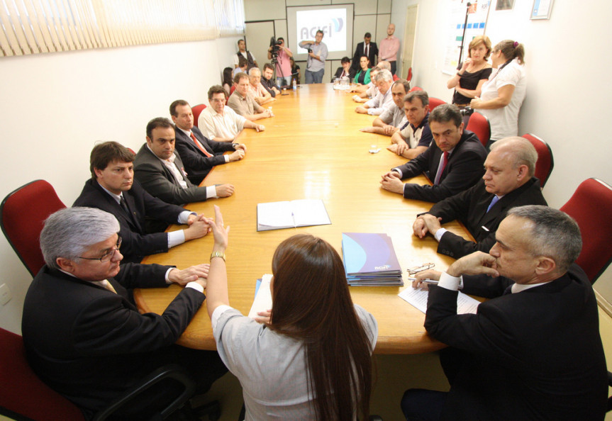Deputados se reúnem com entidades e lideranças de Foz do Iguaçu para ouvir e discutir uma pauta de reivindicação local. 