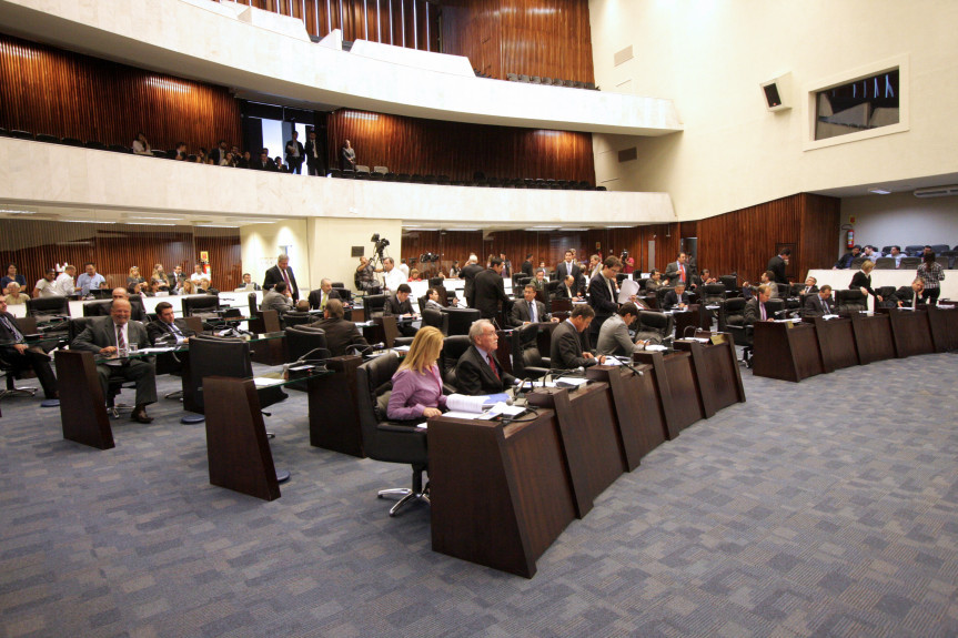 Deputados durante os trabalhos em Plenário.