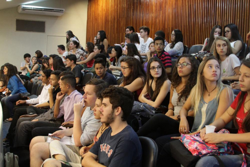 Alunos do curso Técnico de Contabilidade da UFPR acompanha sessão plenária.